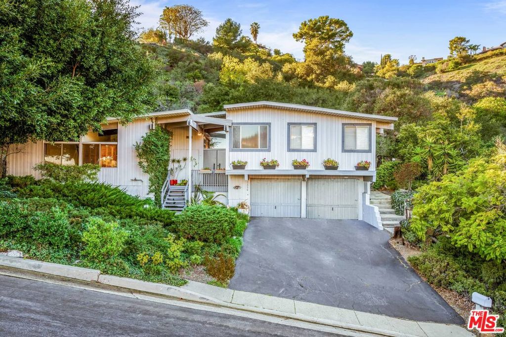 2436 Arbutus Drive — photo