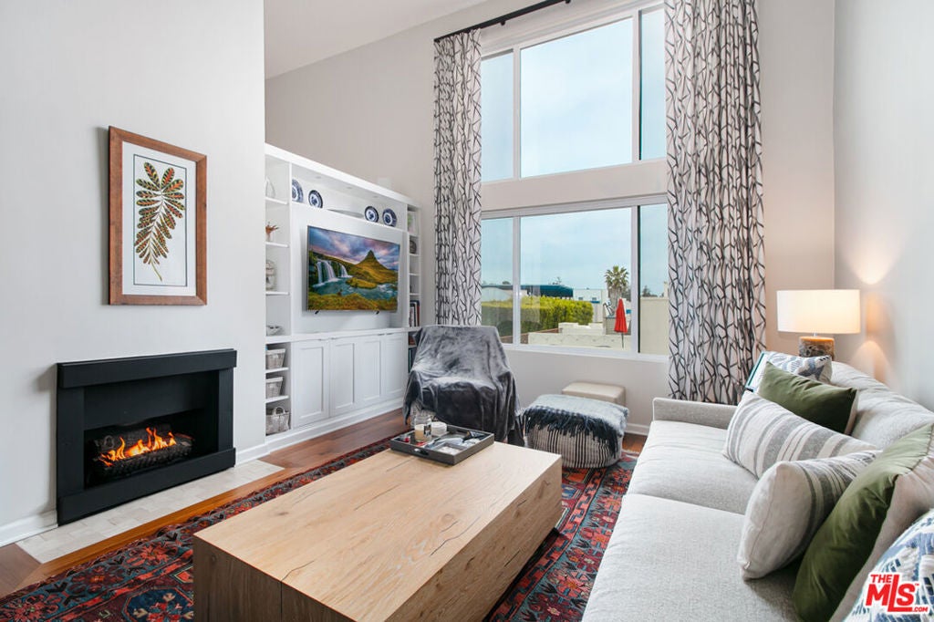 2332 Fox Hills Drive 305 — photo