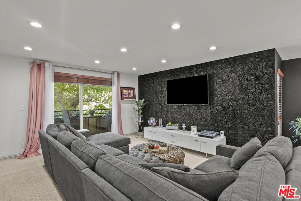 6752 Hillpark Drive 202 — photo