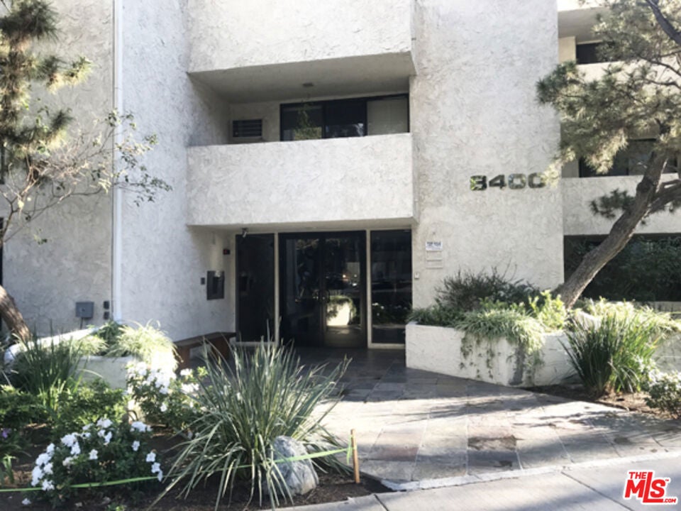 8400 De Longpre Avenue 104 — photo