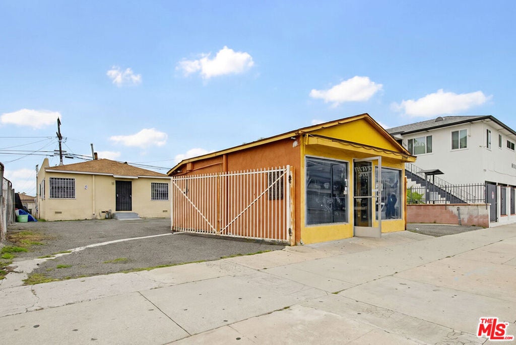 10025 S Western Avenue — photo