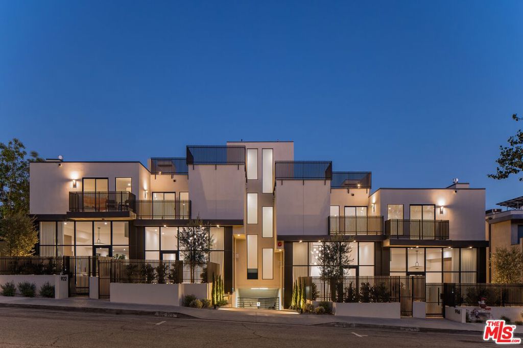 924 N West Knoll Drive — photo
