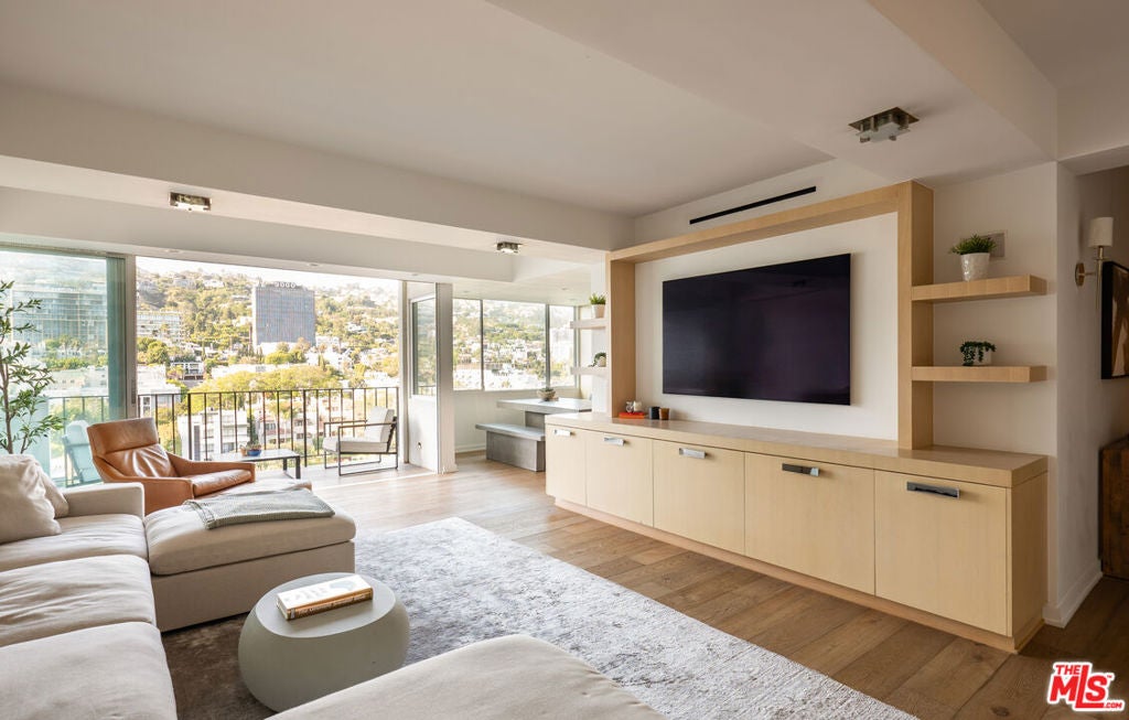 818 N Doheny Drive 1107 — photo