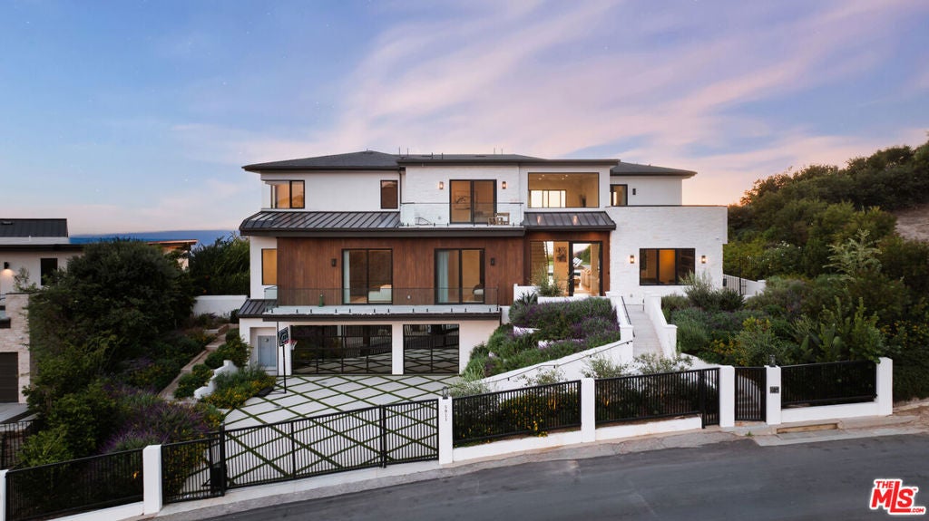 5811 Murphy Way — photo