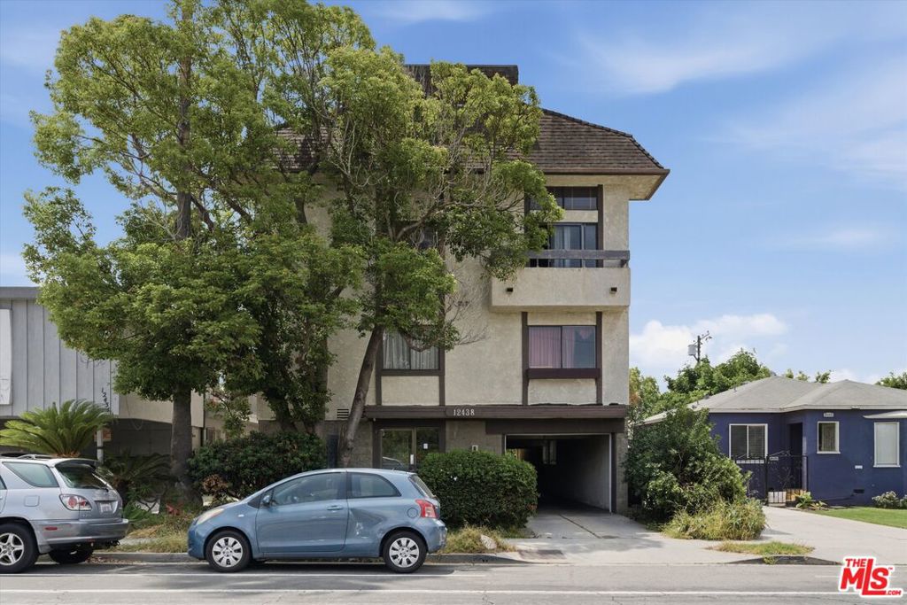 12438 Short Avenue 3 — photo