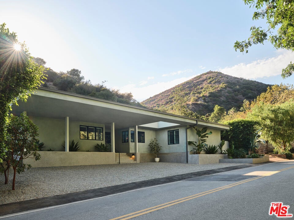 2633 Mandeville Canyon Road — photo