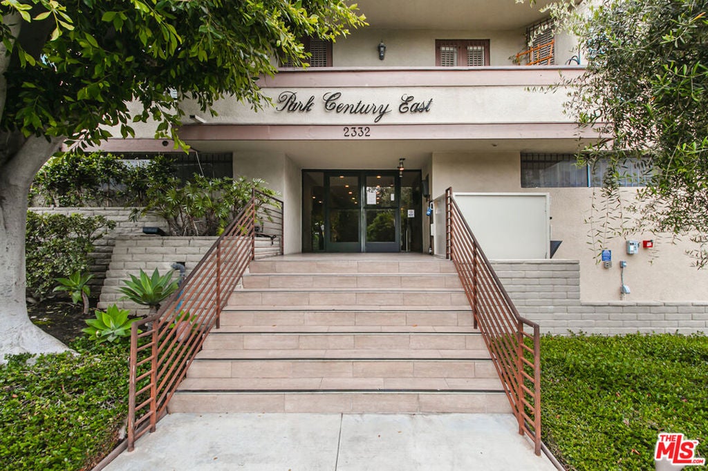 2332 Fox Hills Drive 304 — photo