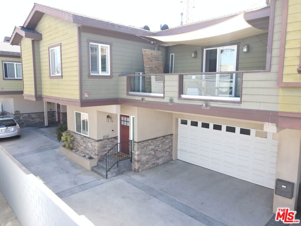 2516 Gates Avenue B — photo