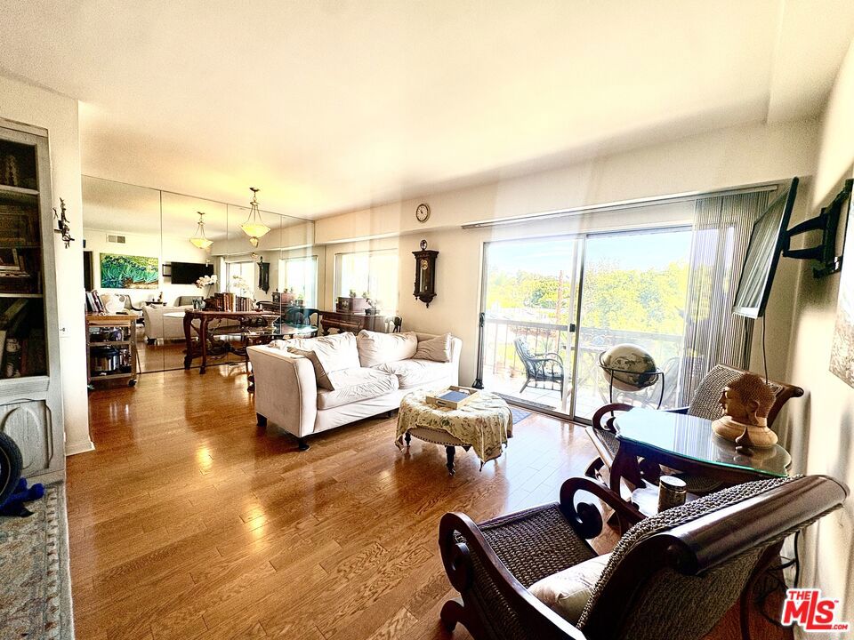 622 S Barrington Avenue 408 — photo