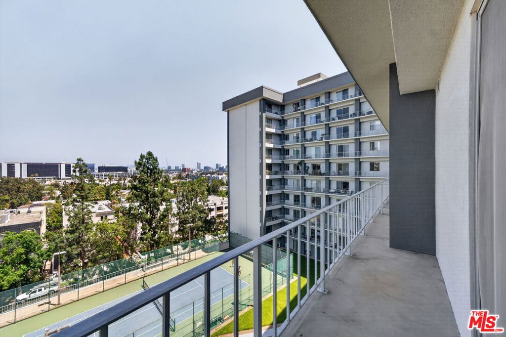 100 S Doheny Drive 719 — photo