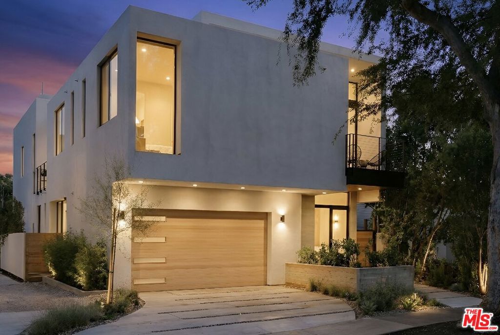 8906 Hubbard Street — photo