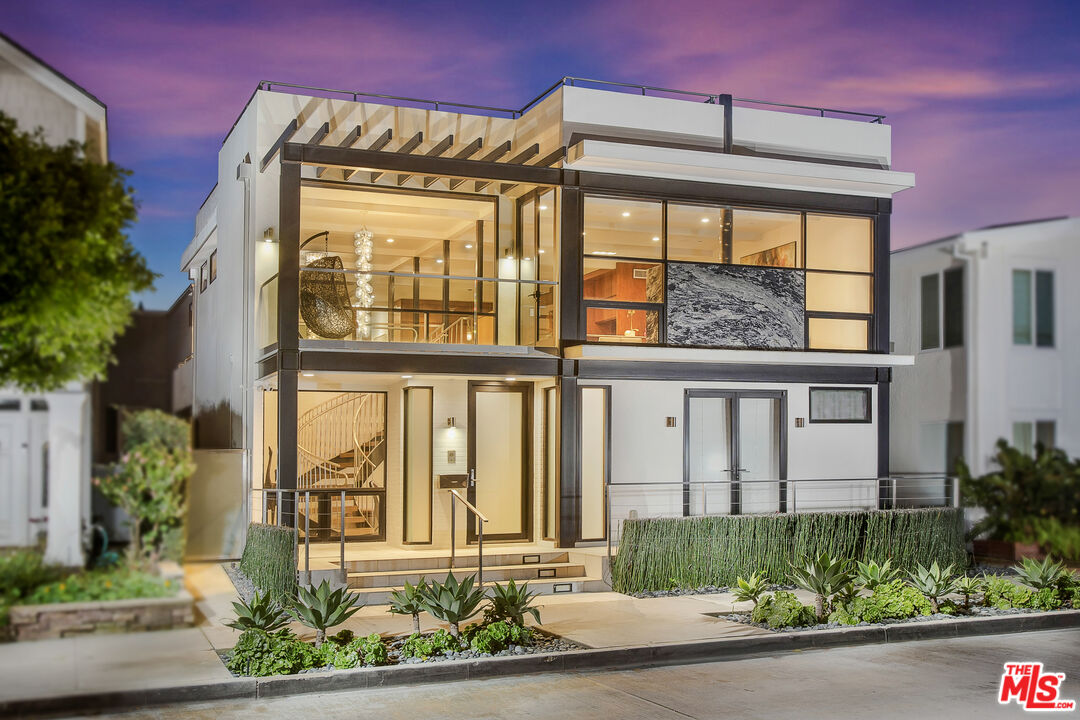 2105 E Balboa Blvd — photo