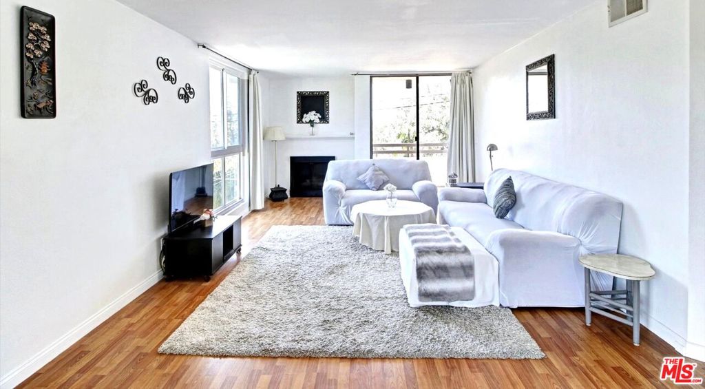 911 N Kings Road 310 — photo
