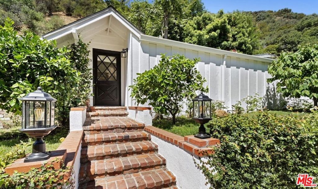 3933 Mandeville Canyon Road — photo