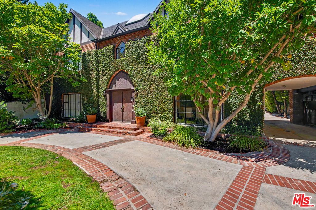 2411 Benedict Canyon Drive — photo