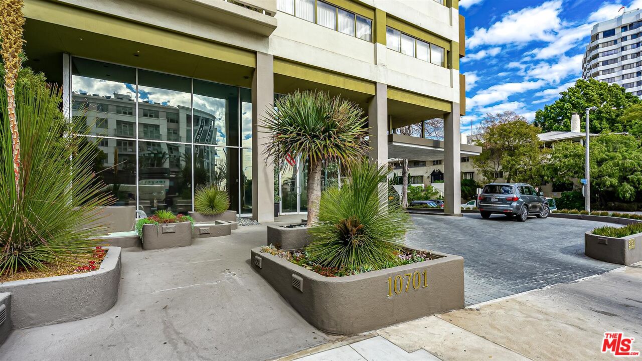10701 Wilshire 1206 — photo