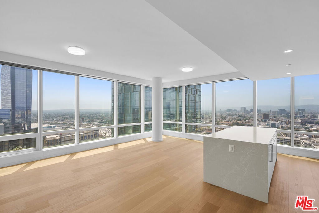 877 Francisco Street 2811 — photo