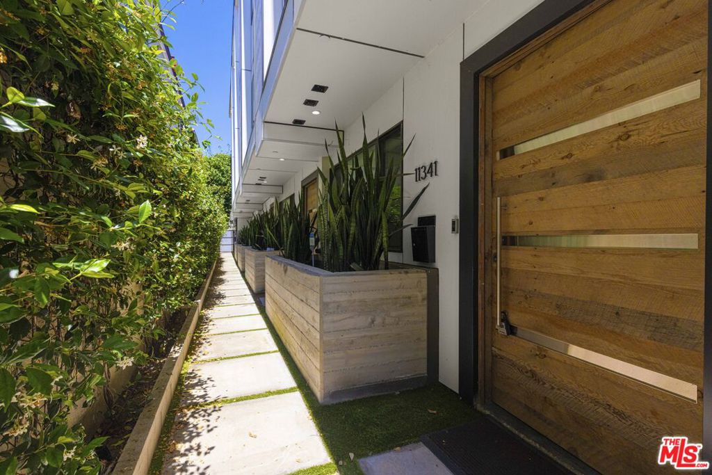 11341 Pearl Street — photo