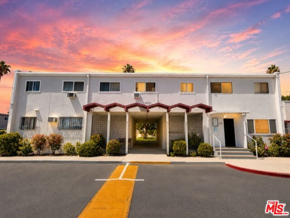 7137 Coldwater Canyon Avenue 12 — photo