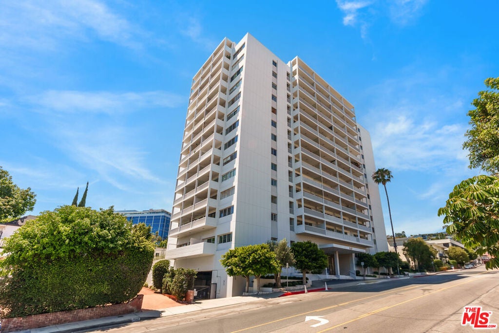 999 N Doheny Drive 211 — photo