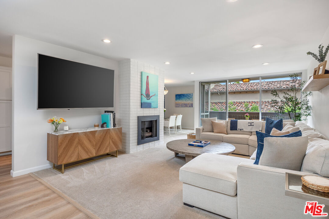 809 S Bundy Dr 205 — photo