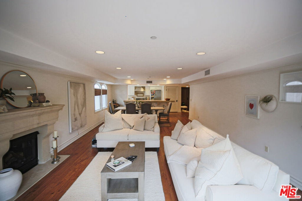 10390 La Grange Avenue Ph3 — photo