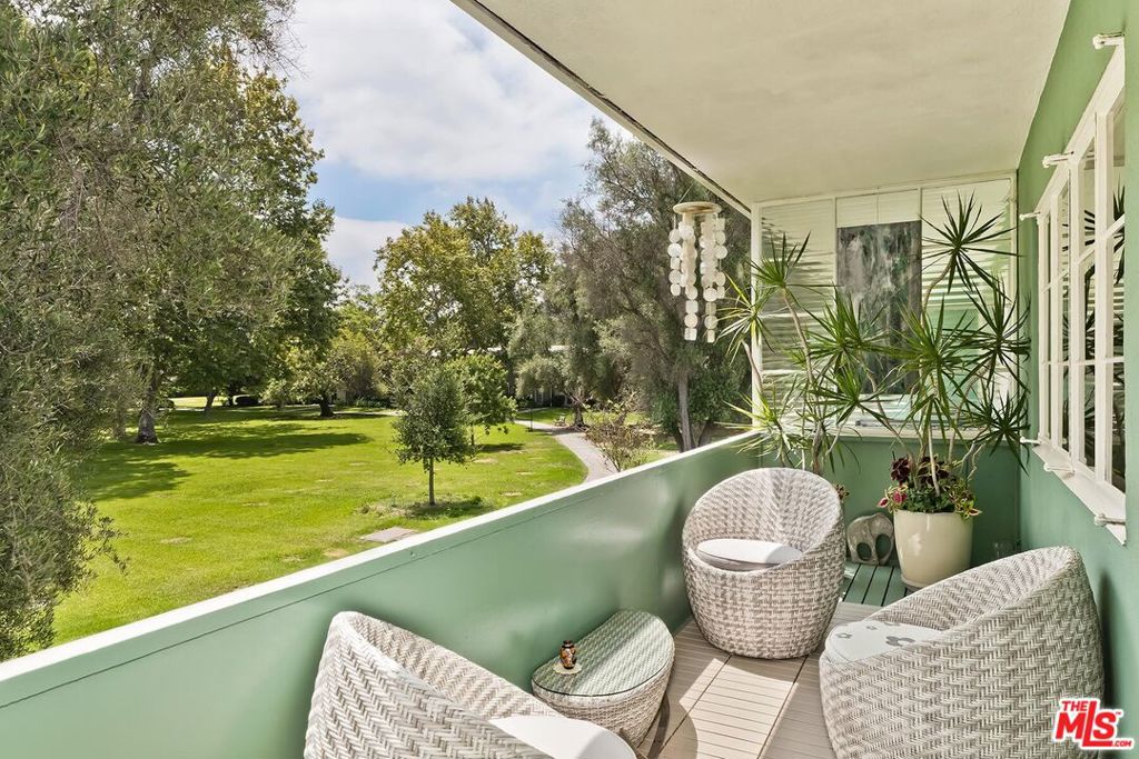 5587 1/2 Village — photo