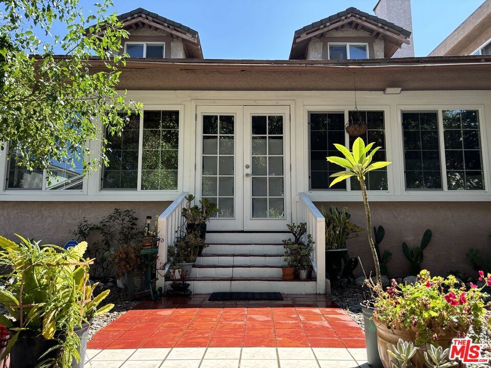 416 N Serrano Avenue — photo