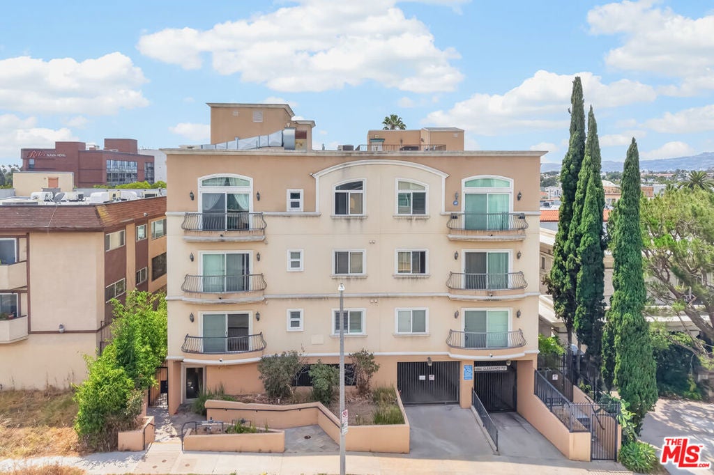 971 S St Andrews Place 301 — photo