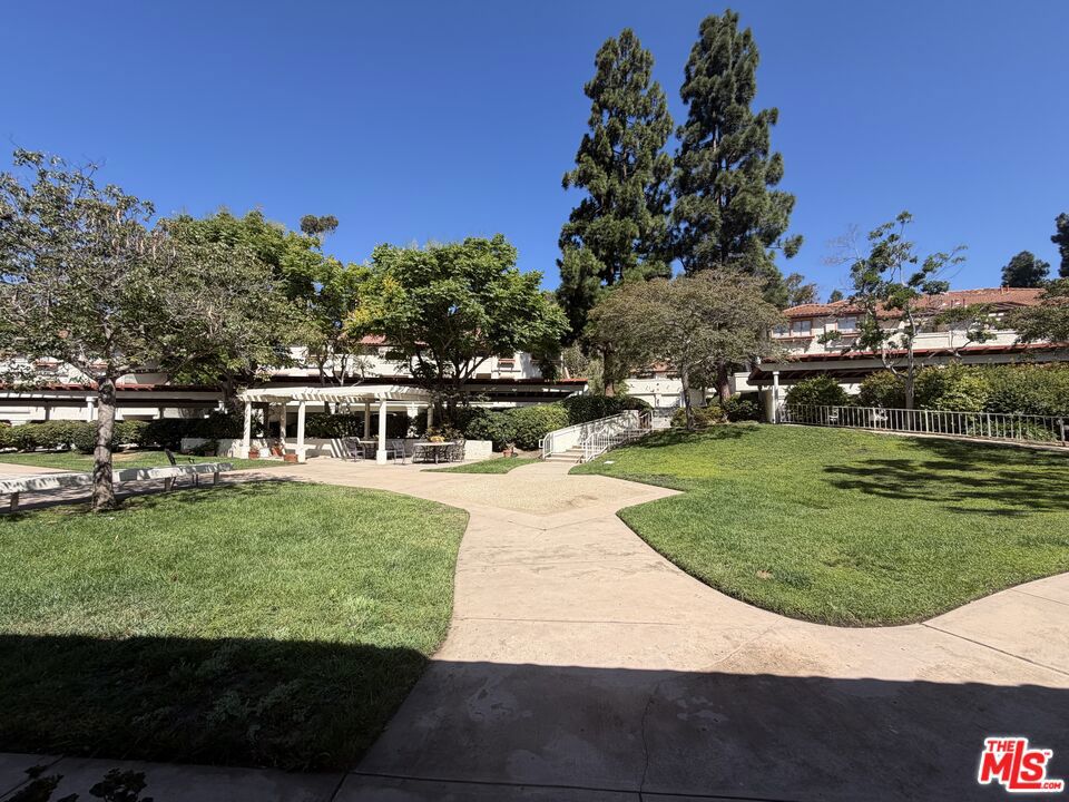 501 Palisades Drive 309 — photo