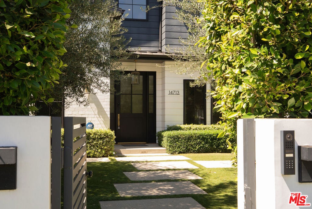 14713 Huston Street — photo
