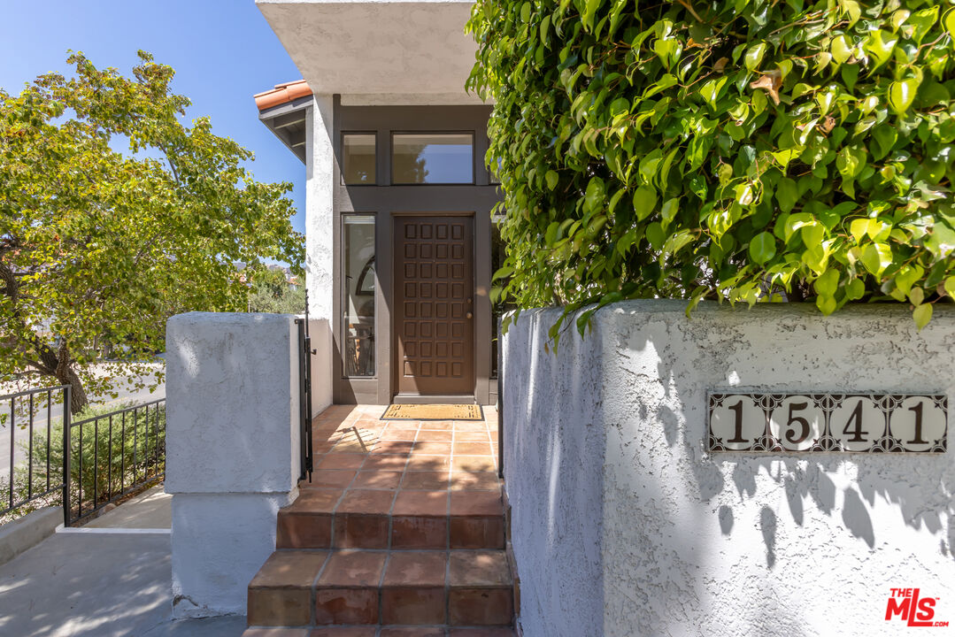 1541 Palisades Dr — photo