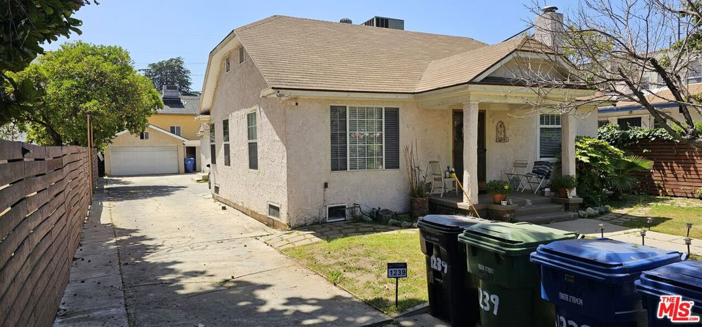 1239 N Beachwood Drive — photo