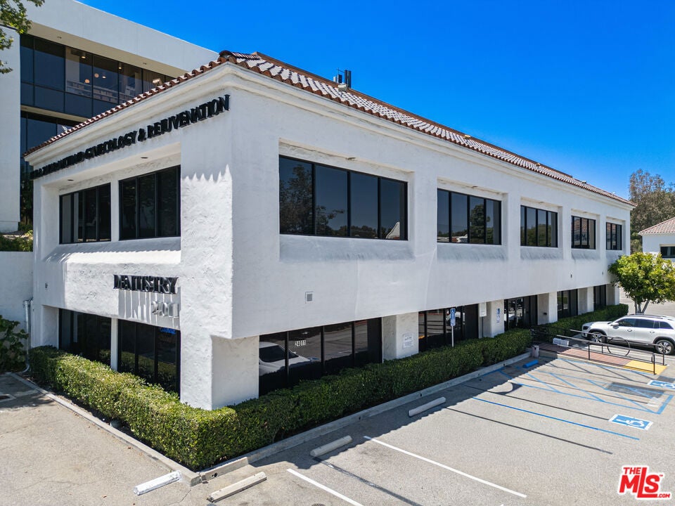24011 Ventura Boulevard 200 — photo