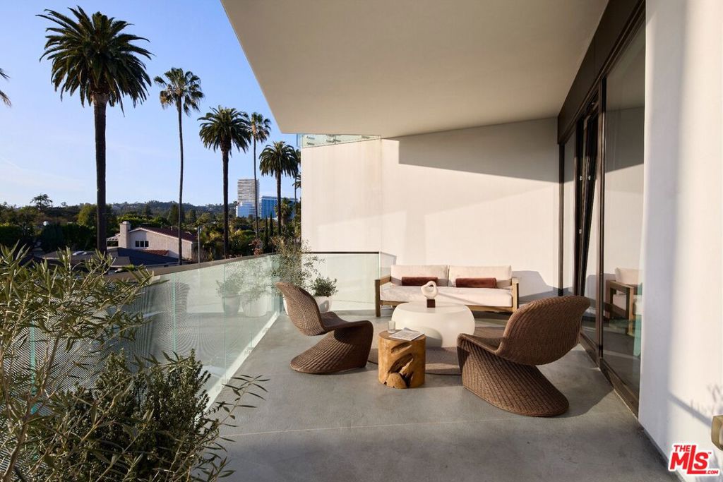 702 N Doheny Drive 301 — photo