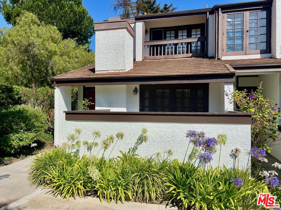1586 Palisades Dr — photo