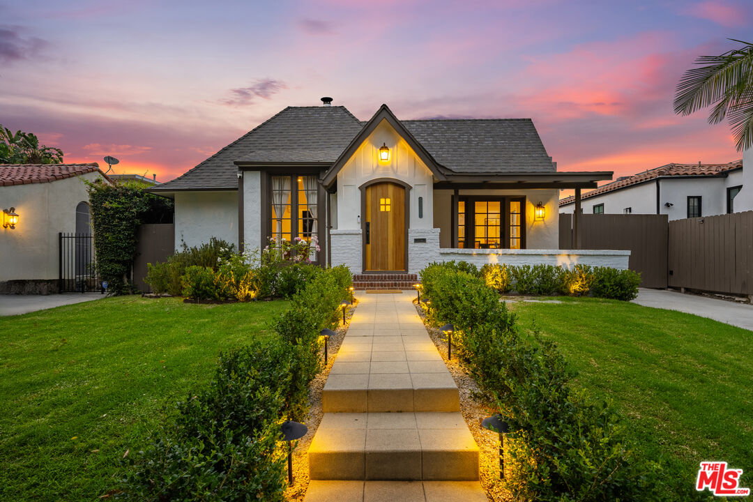 6537 Moore Dr — photo