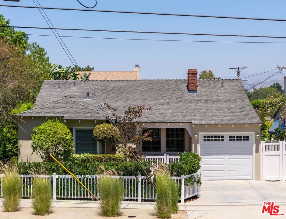 10257 Camarillo Street — photo