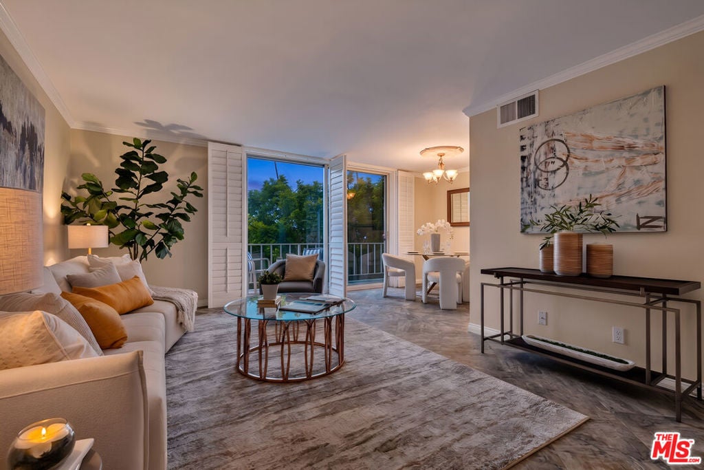 100 S Doheny Drive 402 — photo