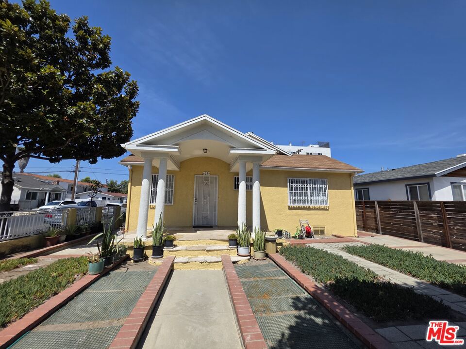 4239 S Hobart Boulevard — photo