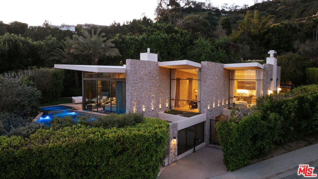 9233 Swallow Drive — photo