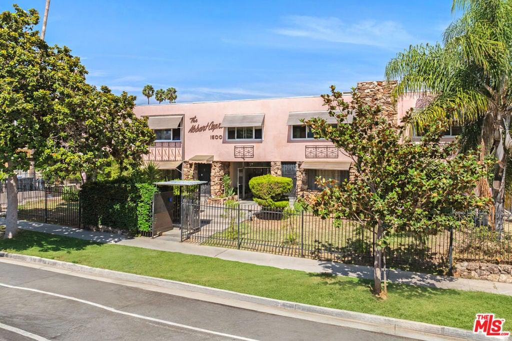 1600 N Hobart Boulevard 15 — photo
