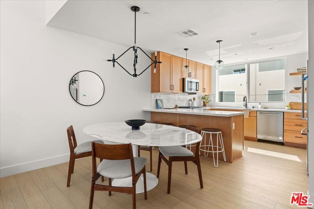 11212 W Victory Boulevard 7 — photo