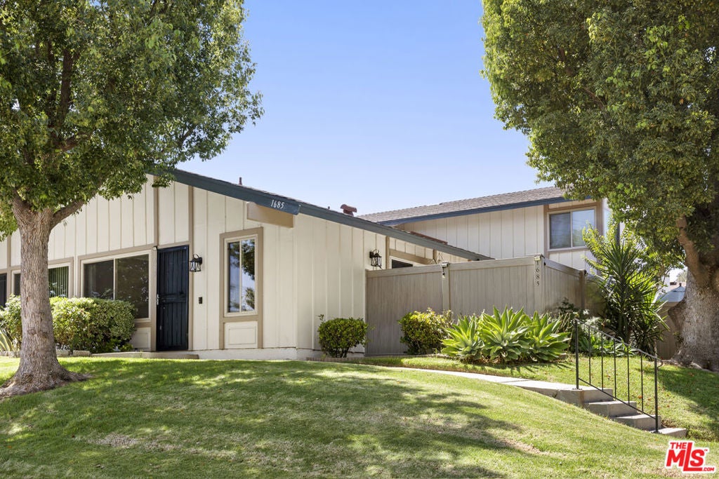 1685 E Avenida De Las Flores — photo