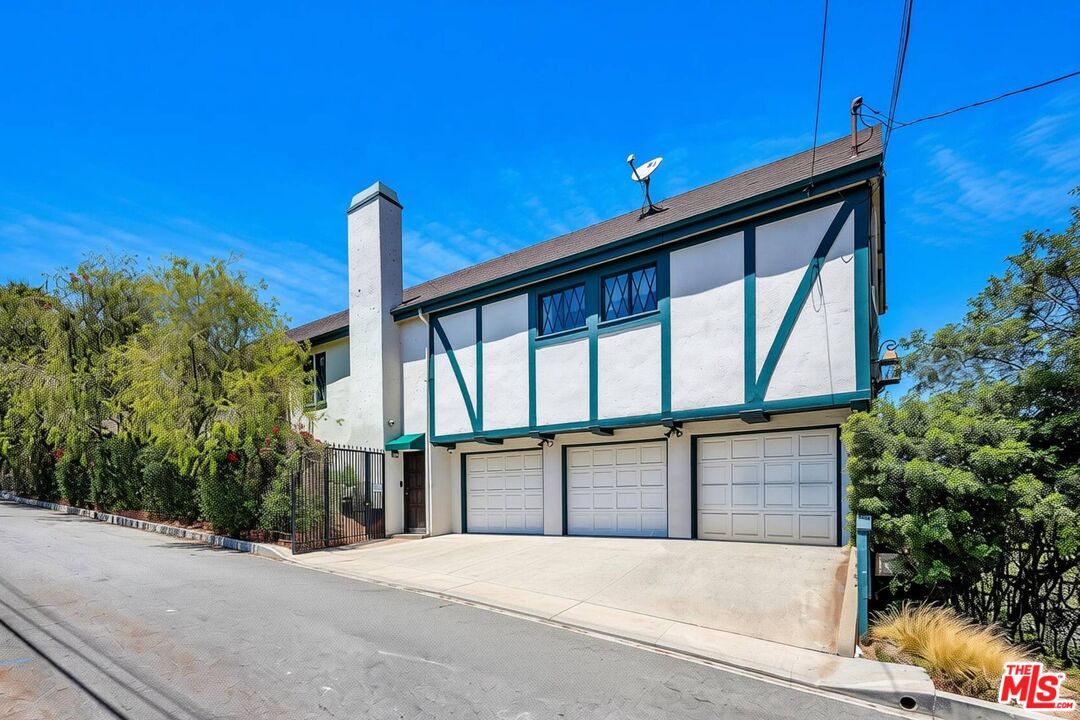 Home in Los Angeles, CA 90210 — photo 2