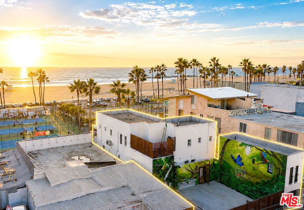 1915 Ocean Front Walk — photo