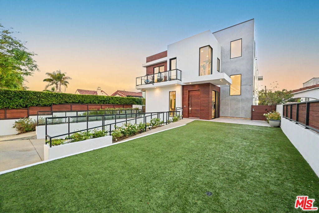 1529 S Point View Street — photo