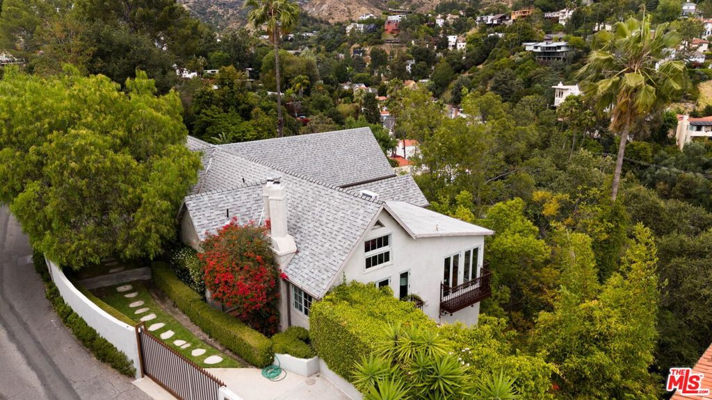 2356 Hollyridge Drive — photo