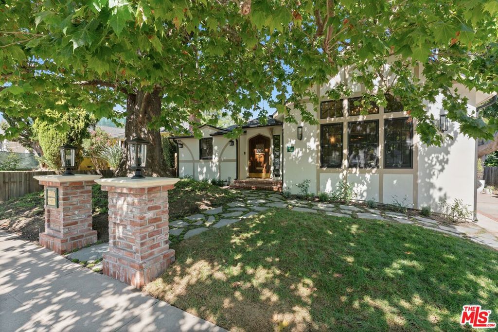 224 N Bowling Green Way — photo