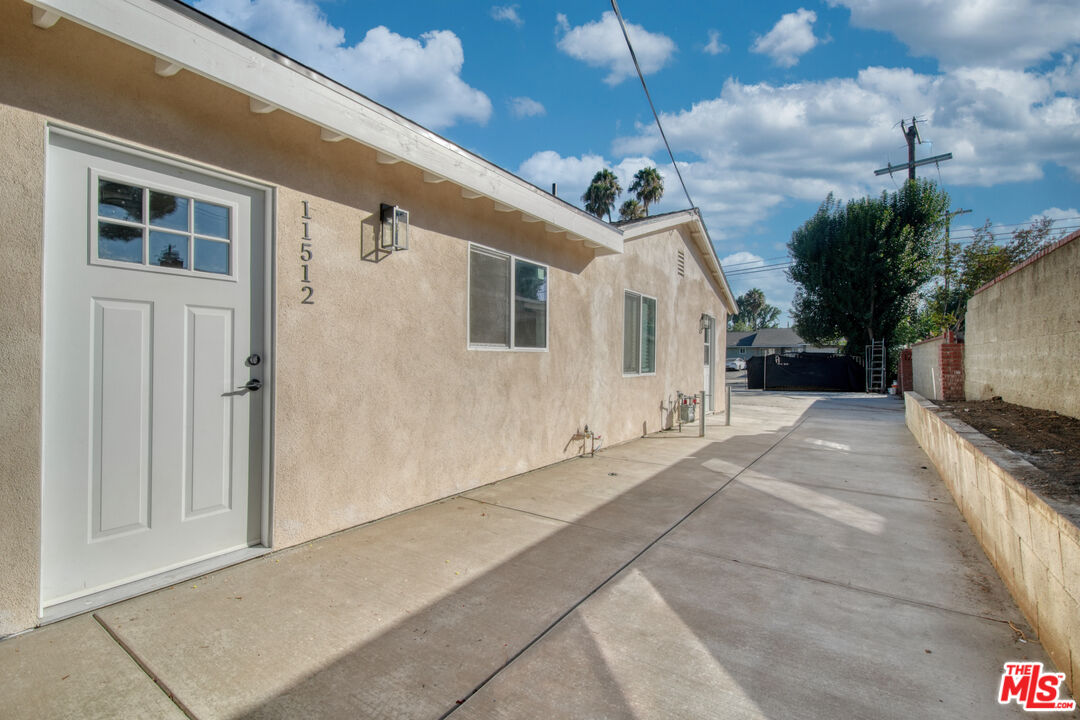 11512 Fenton Ave — photo